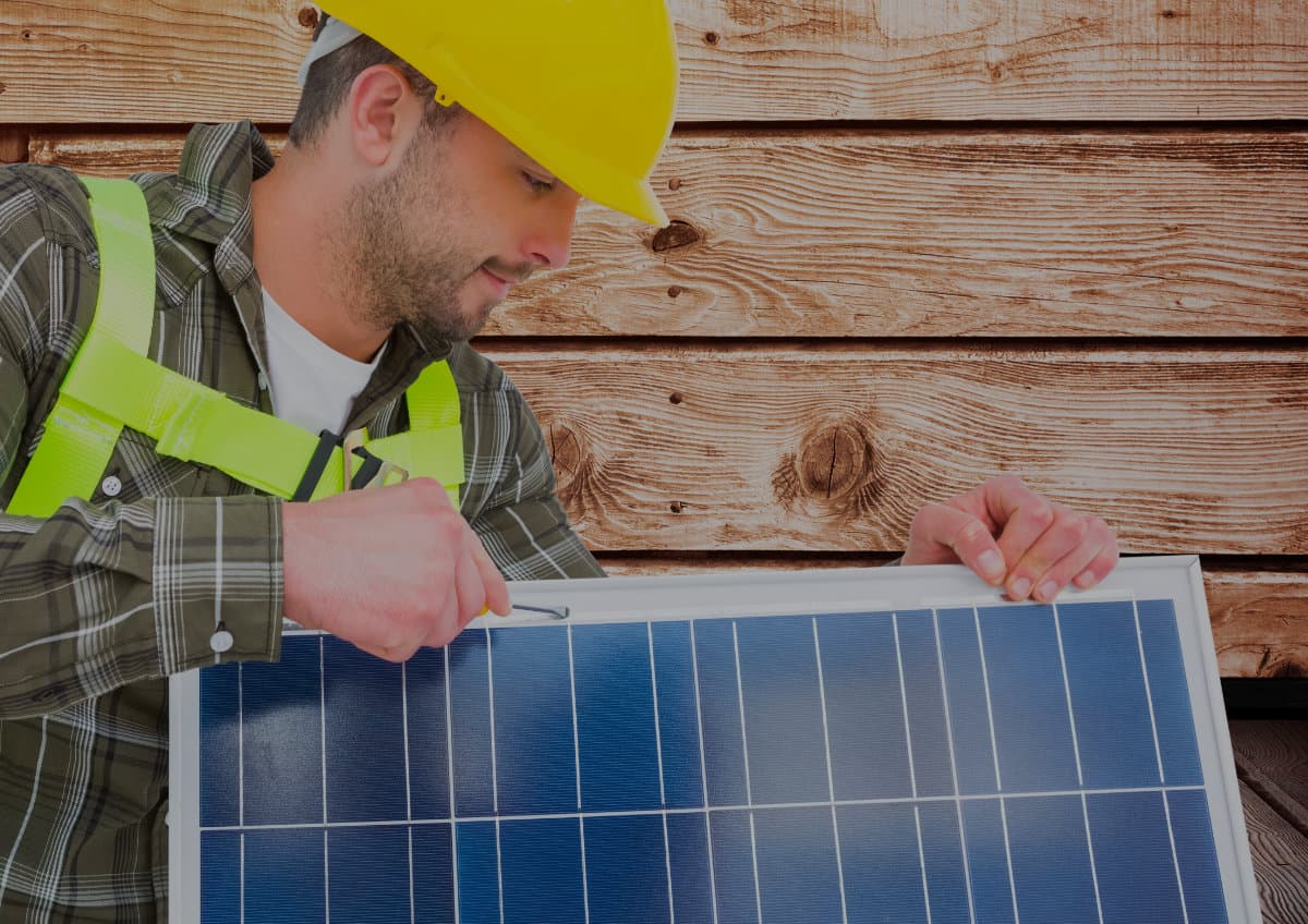 Paneles solares fotovoltaicos instalados en un campo abierto